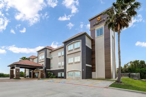 La Quinta by Wyndham Alvin in Alvin, USA