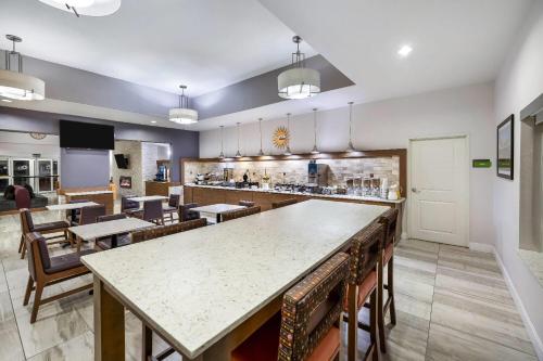 La Quinta by Wyndham Alvin in Alvin, USA