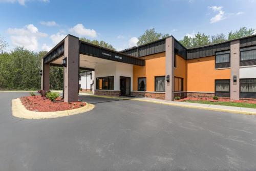 Quality Inn & Suites - image 41
