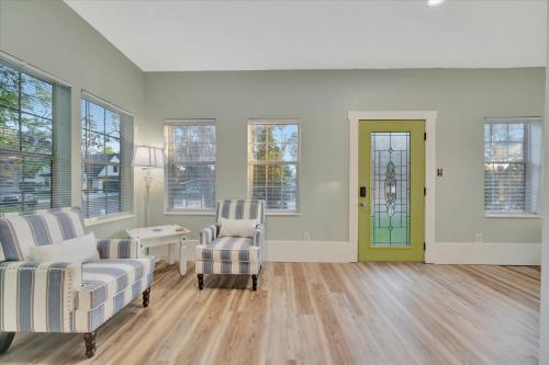 Pet Friendly Downtown Home - Free Bikes & BBQ in Safety Harbor