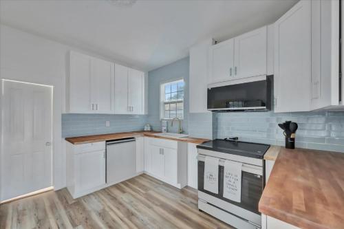 Pet Friendly Downtown Home - Free Bikes & BBQ in Safety Harbor