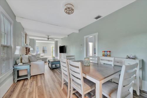 Pet Friendly Downtown Home - Free Bikes & BBQ in Safety Harbor