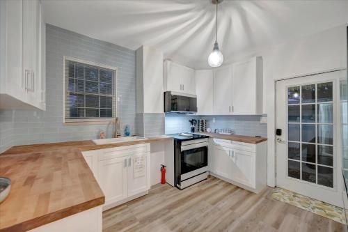 Pet Friendly Downtown Home - Free Bikes & BBQ in Safety Harbor