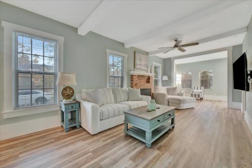 Pet Friendly Downtown Home - Free Bikes & BBQ in Safety Harbor