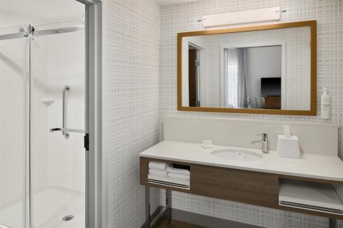 Hampton Inn & Suites Syracuse North Airport Area - image 6