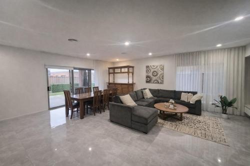 7BR Luxury Home, Spa, Theatre, Sleeps 14 in Melton South
