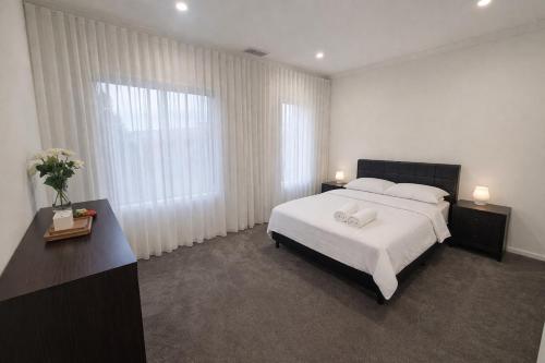 7BR Luxury Home, Spa, Theatre, Sleeps 14 in Melton South