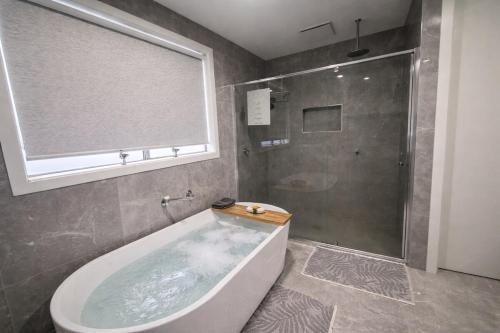 7BR Luxury Home, Spa, Theatre, Sleeps 14 in Melton South