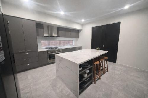 7BR Luxury Home, Spa, Theatre, Sleeps 14 in Melton South