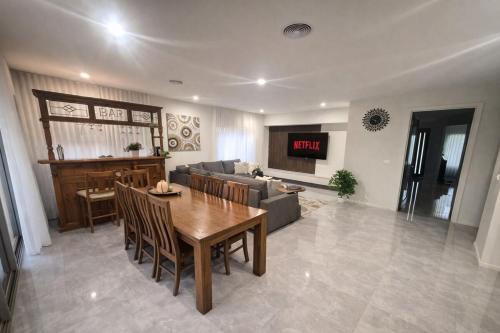 7BR Luxury Home, Spa, Theatre, Sleeps 14 in Melton South