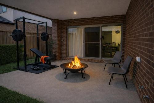 7BR Luxury Home, Spa, Theatre, Sleeps 14 in Melton South