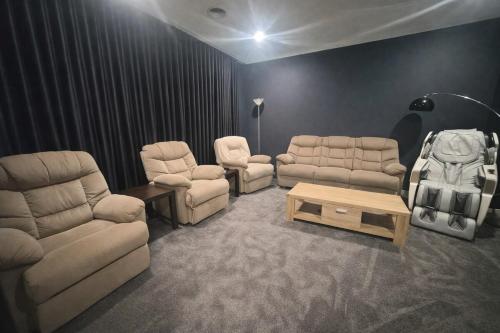 7BR Luxury Home, Spa, Theatre, Sleeps 14 in Melton South