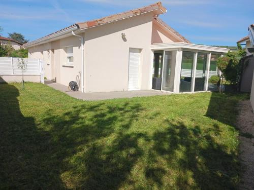 Grande maison plain pied,campagne, proche A7,parking privé, idéal pro et famille nombreuse