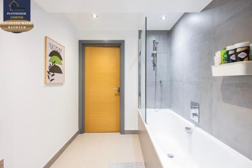 Luxury 2BR 2Bath Flat Walk to Tube West Ken - image 6