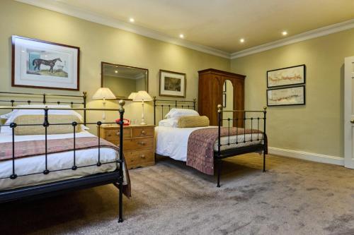2 twin beds