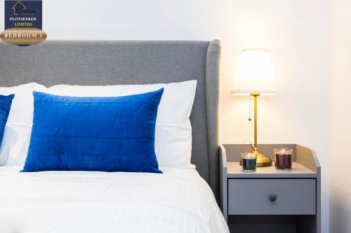 Luxury 2BR 2Bath Flat Walk to Tube West Ken - image 10