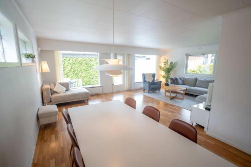 Sjarmerende og moderne hus ved Ekebergsletta – khách sạn tại Nordstrand