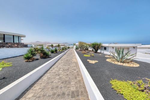 Bungalow Olas del Risco - Ocean views - Beach 2 min By Lanzarote Vacation Homes – khách sạn tại Caleta de Famara