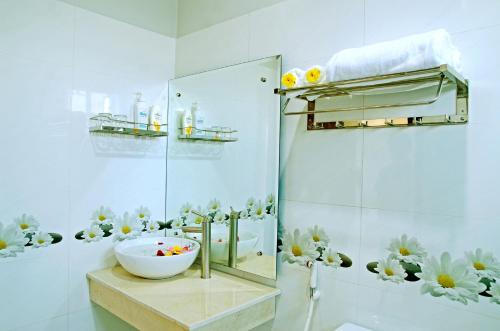 Daisy Garden Villa Hoi An Located in Cam Chau, Daisy Garden Villa Hoi An is a perfect starting point from which to explore Hoi An. Both business travelers and tourists can enjoy the propertys facilities and services. Service-