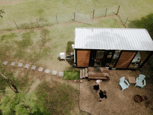 Exterior view of Cockatoo Cabin by Tiny Away