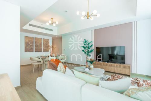 Lux Yas Escape w Beach & Pool Access Near F1 - image 4