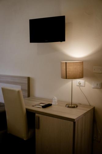 Zimmer mit verbindungstür, anbau