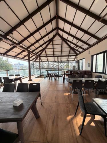 Bar/lounge, O'Nest Select in Walwa