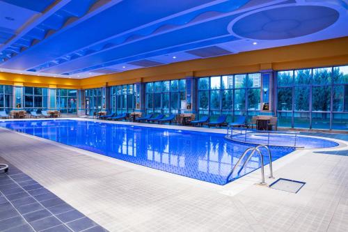 สระว่ายน้ำ, เดเดมัน คอนยา โฮเต็ล แอนด์ คอนเวนชั่น เซ็นเตอร์ (Dedeman Konya Hotel & Convention Center) in คอนยา