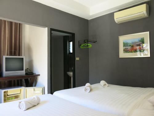 Guestroom, Bayview Resort near Maha Surasinghanart Camp