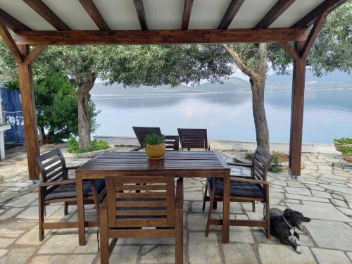 Villa Penelope - Unique beachfront house in Nies