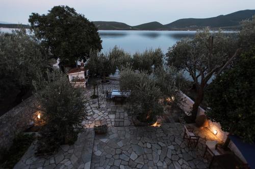 Villa Penelope - Unique beachfront house in Nies