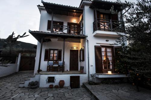 Villa Penelope - Unique beachfront house in Nies