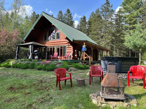 Spa & River - Hidden chalet - Chalet cache in Saint-Alexis-Des-Monts (QC)