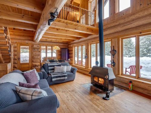 Spa & River - Hidden chalet - Chalet cache in Saint-Alexis-Des-Monts (QC)