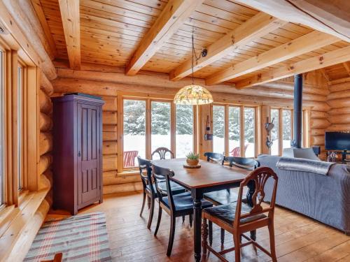 Spa & River - Hidden chalet - Chalet cache in Saint-Alexis-Des-Monts (QC)