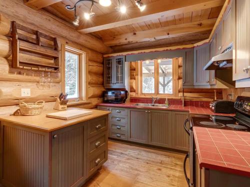 Spa & River - Hidden chalet - Chalet cache in Saint-Alexis-Des-Monts (QC)