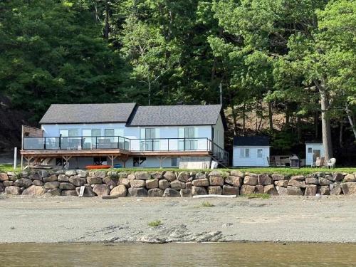View Spa and St-Lawrence River - The DG Chalet in Sainte-Pétronille (QC)