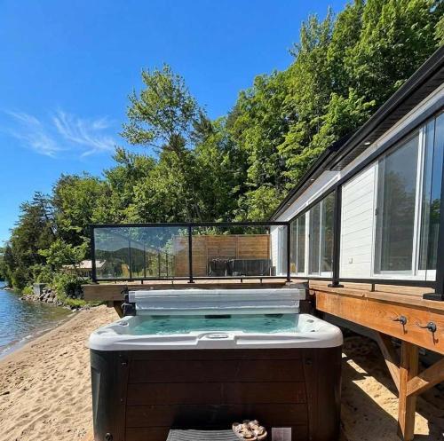 View Spa and St-Lawrence River - The DG Chalet in Sainte-Pétronille (QC)