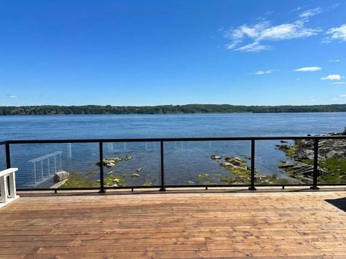 View Spa and St-Lawrence River - The DG Chalet in Sainte-Pétronille (QC)