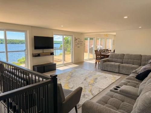 View Spa and St-Lawrence River - The DG Chalet in Sainte-Pétronille (QC)