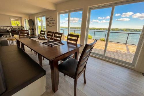 View Spa and St-Lawrence River - The DG Chalet in Sainte-Pétronille (QC)
