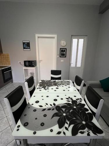 Zeus Guest House in Divjake