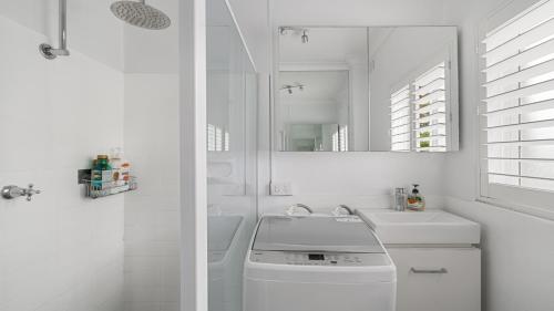 Sun-Drenched 1 Bed Studio Apt Newtown Parking - image 17