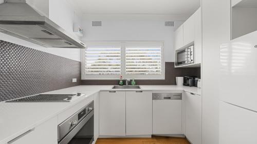 Sun-Drenched 1 Bed Studio Apt Newtown Parking - image 24