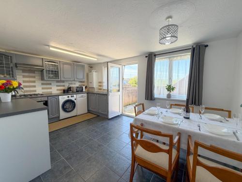 Pleasant View - 3 Bedroom Holiday Home - Pembroke - Hazelbeach