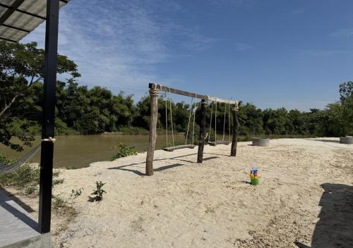 Játszótér, Riverland Camp in Prateah Lang városrész