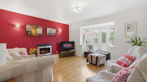 NEW! Large 4BR home by Shirestone Property, Driveway Parking, Near M40, Wifi gîte à louer Courtyard by Marriott Leamington Spa