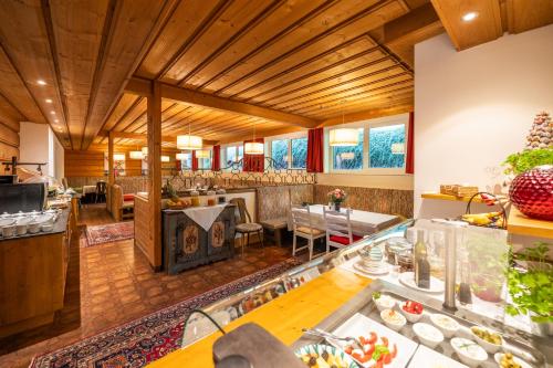 Ravintola, Gastehaus Schusser an der Therme, Fruhstuck, Doppelzimmer und Ferienwohnung in Bad Kleinkirchheim