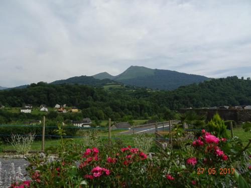 Grand chalet vue sur la montagne in 伊素