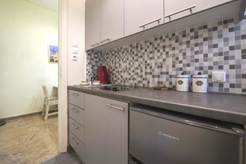 Urban apartment 5' minutes from Acropolis - image 4